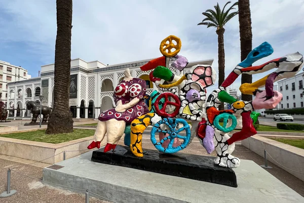 Rabat 'taki Muhammed VI Modern ve Çağdaş Sanat Müzesi' nin dışındaki La Machine a Rever heykeli.