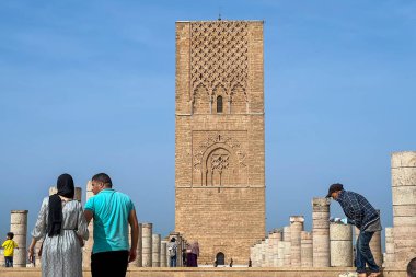 Hasan Kulesi 'ni ve Rabat, Fas' taki sütunları ziyaret eden insanlar.