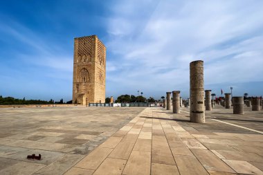 Hasan Kulesi 'ni ve Rabat, Fas' taki sütunları ziyaret eden insanlar.