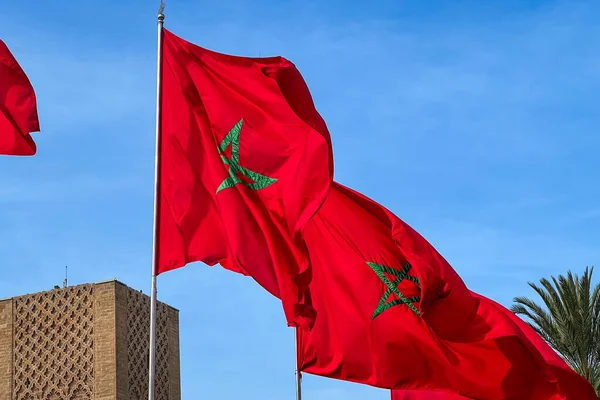 Fas bayrakları dalgalanıyor ve Rabat 'ın arka planında Hasan kulesi.