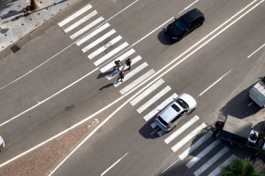 Zebra sınırını geçen yayaların hava görüntüsü.