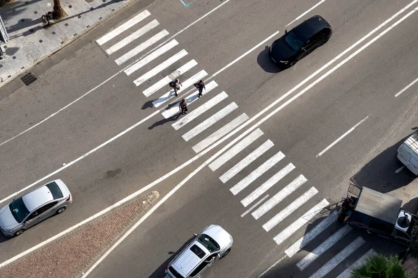 Zebra sınırını geçen yayaların hava görüntüsü.