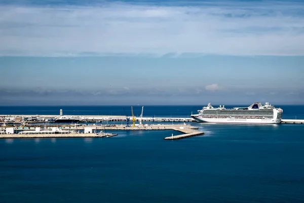 Großes Kreuzfahrtschiff Mittelmeer — Stockfoto