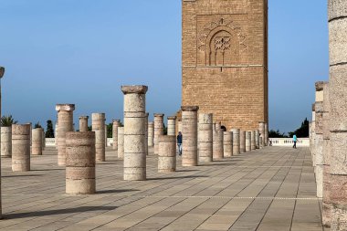 Hasan Kulesi 'ni ve Rabat, Fas' taki sütunları ziyaret eden insanlar.