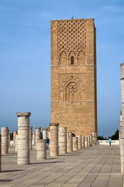 Hasan Kulesi 'ni ve Rabat, Fas' taki sütunları ziyaret eden insanlar.