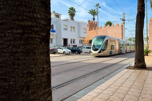 Rabat, Fas 'tan geçen modern bir tramvay.