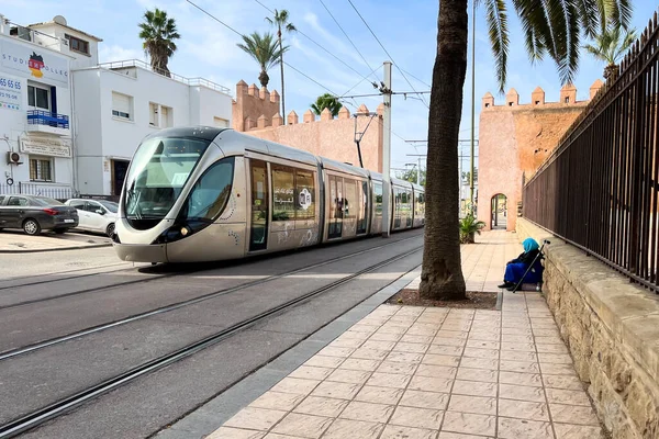Rabat, Fas 'tan geçen modern bir tramvay.