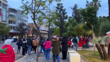 Faslı taraftarlar, FIFA Dünya Kupası Katar 2022 'de milli takımının zaferinden sonra yolları kapatan bayraklar sallıyor.