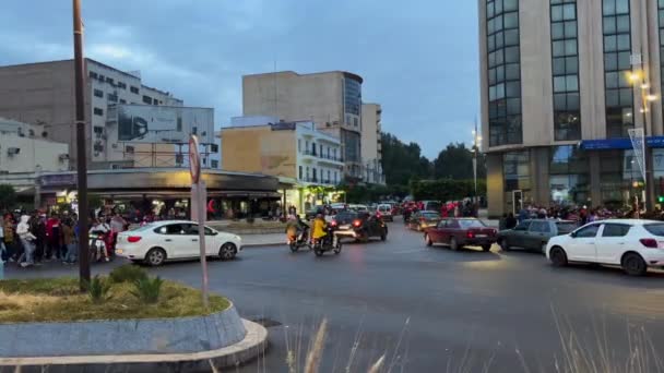 Torcedores Marroquinos Com Bandeiras Acenando Bloqueando Estradas Após Vitória Seleção — Vídeo de Stock