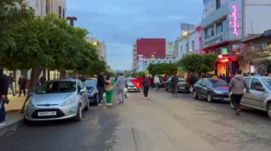 Faslı taraftarlar, FIFA Dünya Kupası Katar 2022 'de milli takımının zaferinden sonra yolları kapatan bayraklar sallıyor.