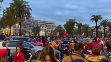 Faslı taraftarlar, FIFA Dünya Kupası Katar 2022 'de milli takımının zaferinden sonra yolları kapatan bayraklar sallıyor.