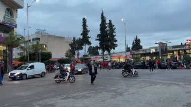 Faslı taraftarlar, FIFA Dünya Kupası Katar 2022 'de milli takımının zaferinden sonra yolları kapatan bayraklar sallıyor.