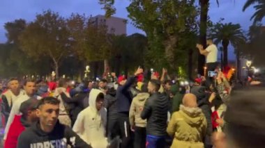 Faslı taraftarlar, FIFA Dünya Kupası Katar 2022 'de milli takımının zaferinden sonra yolları kapatan bayraklar sallıyor.