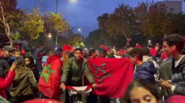 Faslı taraftarlar, FIFA Dünya Kupası Katar 2022 'de milli takımının zaferinden sonra yolları kapatan bayraklar sallıyor.