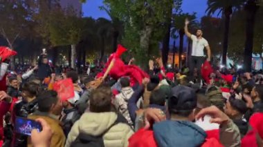 Faslı taraftarlar, FIFA Dünya Kupası Katar 2022 'de milli takımının zaferinden sonra yolları kapatan bayraklar sallıyor.