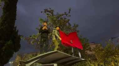 Faslı taraftarlar, FIFA Dünya Kupası Katar 2022 'de milli takımının zaferinden sonra yolları kapatan bayraklar sallıyor.