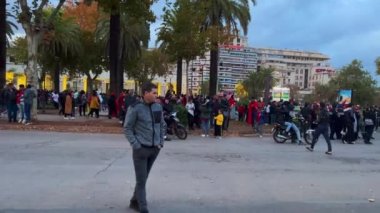 Faslı taraftarlar, FIFA Dünya Kupası Katar 2022 'de milli takımının zaferinden sonra yolları kapatan bayraklar sallıyor.