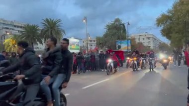 Faslı taraftarlar, FIFA Dünya Kupası Katar 2022 'de milli takımının zaferinden sonra yolları kapatan bayraklar sallıyor.