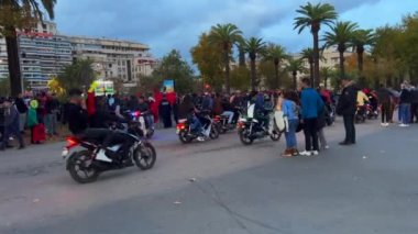 Faslı taraftarlar, FIFA Dünya Kupası Katar 2022 'de milli takımının zaferinden sonra yolları kapatan bayraklar sallıyor.