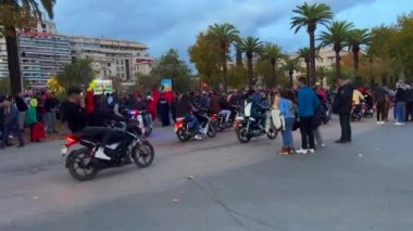 Faslı taraftarlar, FIFA Dünya Kupası Katar 2022 'de milli takımının zaferinden sonra yolları kapatan bayraklar sallıyor.