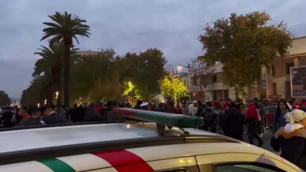 Μαροκινοί Οπαδοί Κυματιστές Σημαίες Που Μπλοκάρουν Τους Δρόμους Μετά Νίκη — Αρχείο Βίντεο