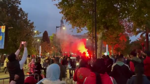 Penggemar Maroko Dengan Mengibarkan Bendera Yang Menghalangi Jalan Setelah Kemenangan — Stok Video