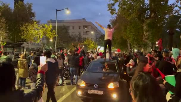 Marockanska Fans Med Viftande Flaggor Blockerar Vägarna Efter Segern För — Stockvideo