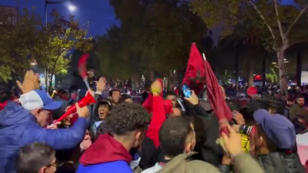 Marocké Fanoušky Vlajkami Blokující Silnice Vítězství Národního Týmu Světovém Poháru — Stock video