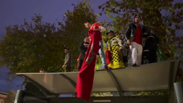 Marokkanische Fans Mit Wehenden Fahnen Blockieren Die Straßen Nach Dem — Stockvideo