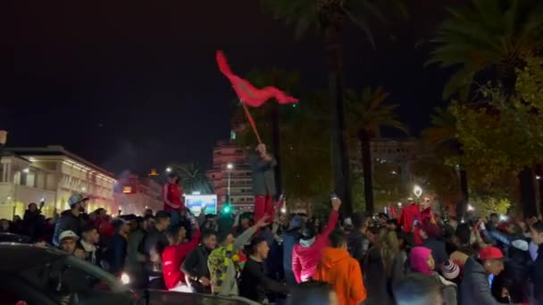 Marockanska Fans Med Viftande Flaggor Blockerar Vägarna Efter Segern För — Stockvideo