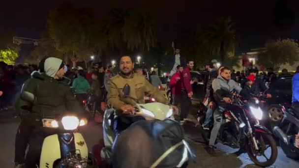 Марокканские Болельщики Размахивающими Флагами Блокируют Дороги После Победы Сборной Чемпионате — стоковое видео