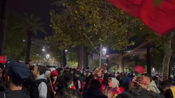 Мароканські Фанати Прапорами Блокують Дороги Після Перемоги Збірної Чемпіонаті Світу — стокове відео