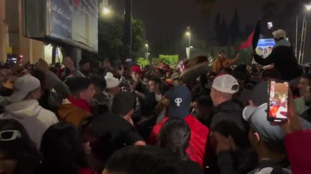 모로코 Fifa 월드컵 카타르 2022 승리로 도로를 깃발을 흔들며 모로코 — 비디오