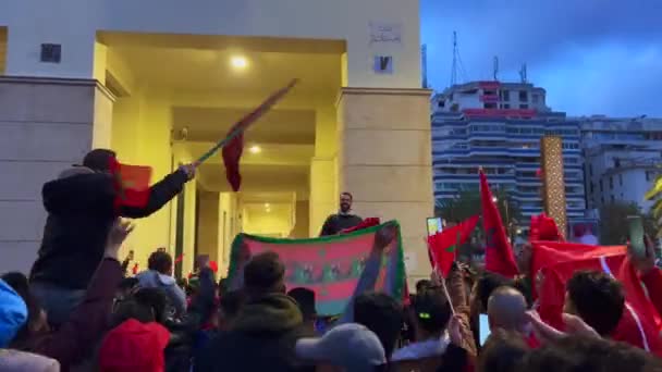 Marocké Fanoušky Vlajkami Blokující Silnice Vítězství Národního Týmu Světovém Poháru — Stock video