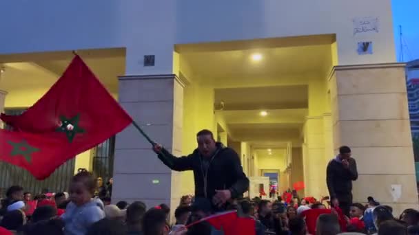 在2022年世界杯卡塔尔国家足球队获胜后 摩洛哥球迷挥动国旗挡住了道路 — 图库视频影像