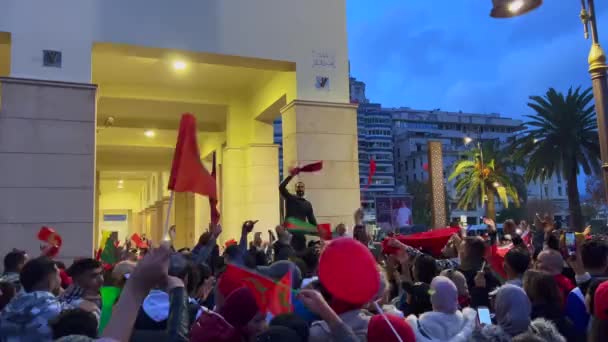 Μαροκινοί Οπαδοί Κυματιστές Σημαίες Που Μπλοκάρουν Τους Δρόμους Μετά Νίκη — Αρχείο Βίντεο