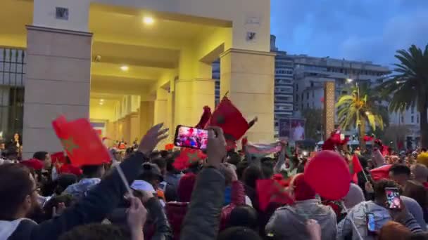 Fifaワールドカップカタール2022での全国チームの勝利の後 道路を塞ぐ旗を振ってモロッコのファン — ストック動画