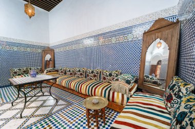 Fas 'ta eski bir misafir evinde renkli mozaik fayanslarla güzel geleneksel Fas salonu.