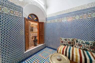 Fas 'ta eski bir misafir evinde renkli mozaik fayanslarla güzel geleneksel Fas salonu.