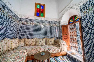 Fas 'ta eski bir misafir evinde renkli mozaik fayanslarla güzel geleneksel Fas salonu.