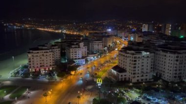 Fas 'ta geceleri Tanger şehir merkezindeki binaların panoramik manzarası