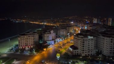  Fas 'ta geceleri Tanger şehir merkezindeki binaların panoramik manzarası