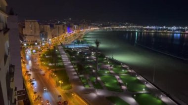 Fas 'ta geceleri Tanger şehir merkezindeki binaların panoramik manzarası