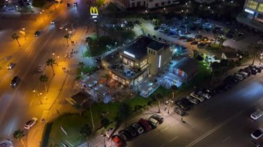 Fas 'ta geceleri Tanger şehir merkezindeki binaların panoramik manzarası