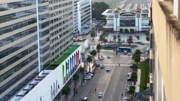 坦吉埃主要火车站附近公路上行驶车辆的空中实时处理 — 图库视频影像
