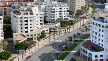 Yolda giden arabaların hava zaman çizelgesi