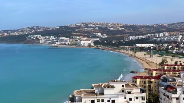 Lotniczy Timelapse Śródziemnomorskiej Plaży Budynkami Pobliżu — Wideo stockowe