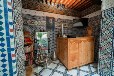 Fes, Fas 'ta geleneksel bir misafir evinde verilen resepsiyon.