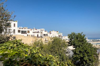 Akdeniz üzerinde deniz manzaralı ve ön planda terk edilmiş bir ev var.