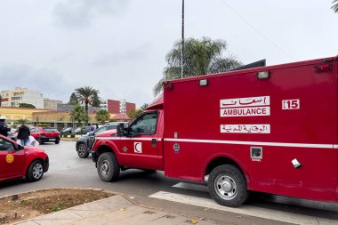 Modern ambulans Fas 'ta yolda gidiyor.